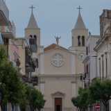 Oggi la chiesa (posta di fronte a via Garibaldi) si presenta con la sua facciata color crema...